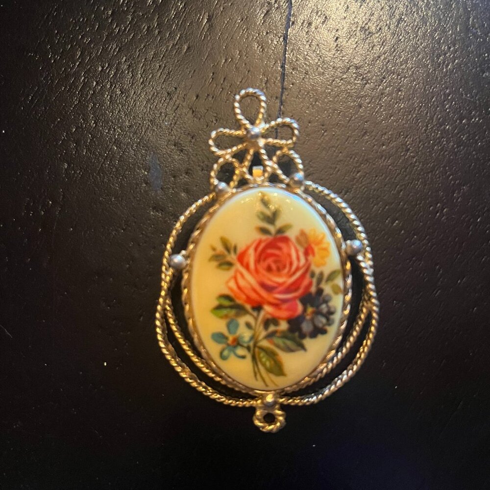 Vintage Gold Tone Wire Wrapped Brooch or Pendant with Rose and Floral Design